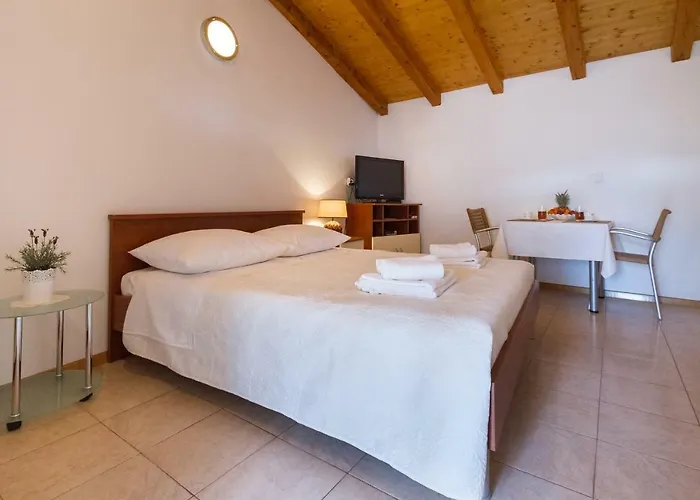 M & B * Poljana (Ugljan)